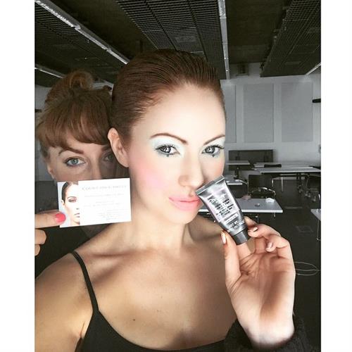 Laura Carter taking a selfie