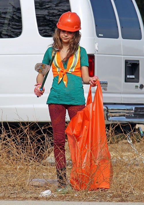 Sarah Hyland on the set of Modern Family in Los Angeles, October 9, 2012