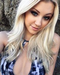 Ava Sambora taking a selfie