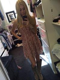 Ava Sambora taking a selfie