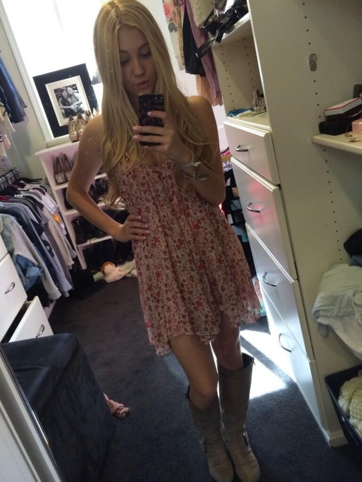 Ava Sambora taking a selfie
