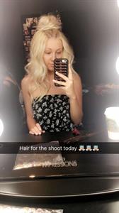 Ava Sambora taking a selfie