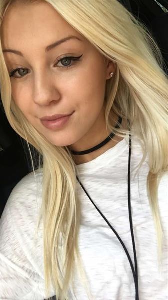 Ava Sambora taking a selfie