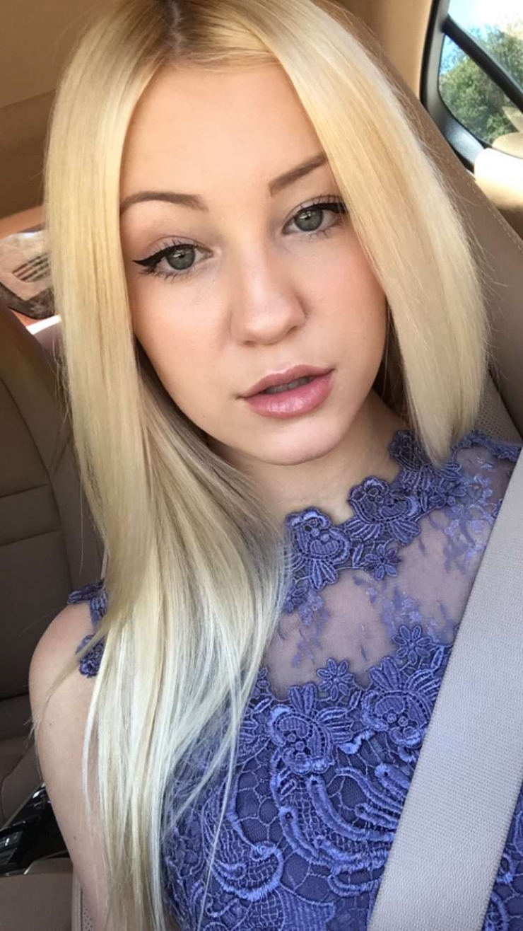 Ava Sambora taking a selfie