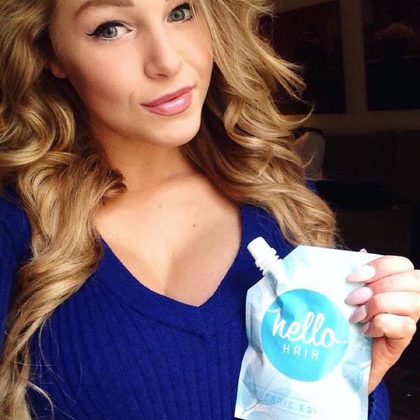 Courtney Tailor taking a selfie