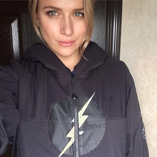 Shantel VanSanten taking a selfie