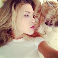 Chloe Rose Lattanzi taking a selfie