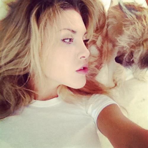 Chloe Rose Lattanzi taking a selfie