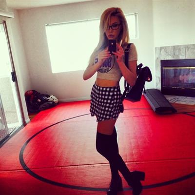 Chloe Rose Lattanzi taking a selfie