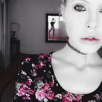 Chloe Rose Lattanzi taking a selfie