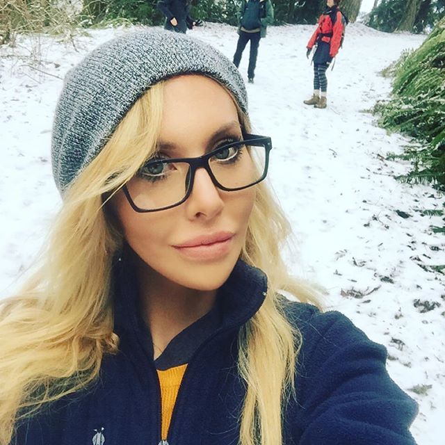 Chloe Rose Lattanzi taking a selfie