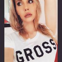 Chloe Rose Lattanzi taking a selfie