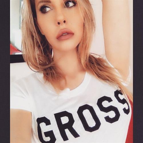 Chloe Rose Lattanzi taking a selfie