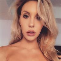 Chloe Rose Lattanzi taking a selfie