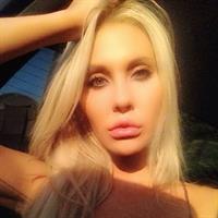 Chloe Rose Lattanzi taking a selfie