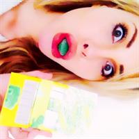 Chloe Rose Lattanzi taking a selfie