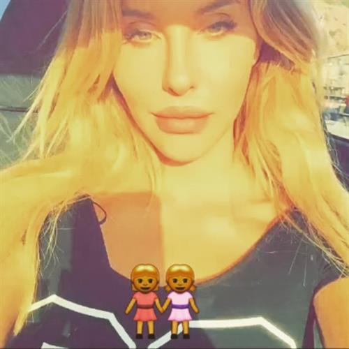 Chloe Rose Lattanzi taking a selfie