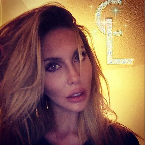 Chloe Rose Lattanzi taking a selfie