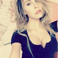 Chloe Rose Lattanzi taking a selfie
