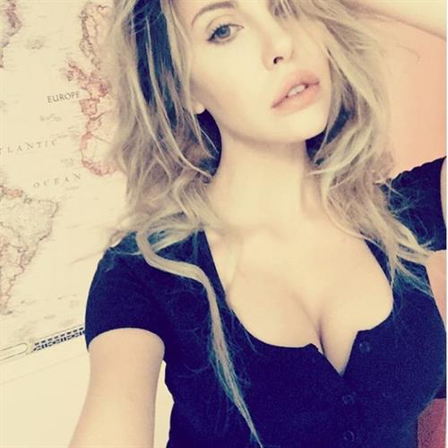 Chloe Rose Lattanzi taking a selfie