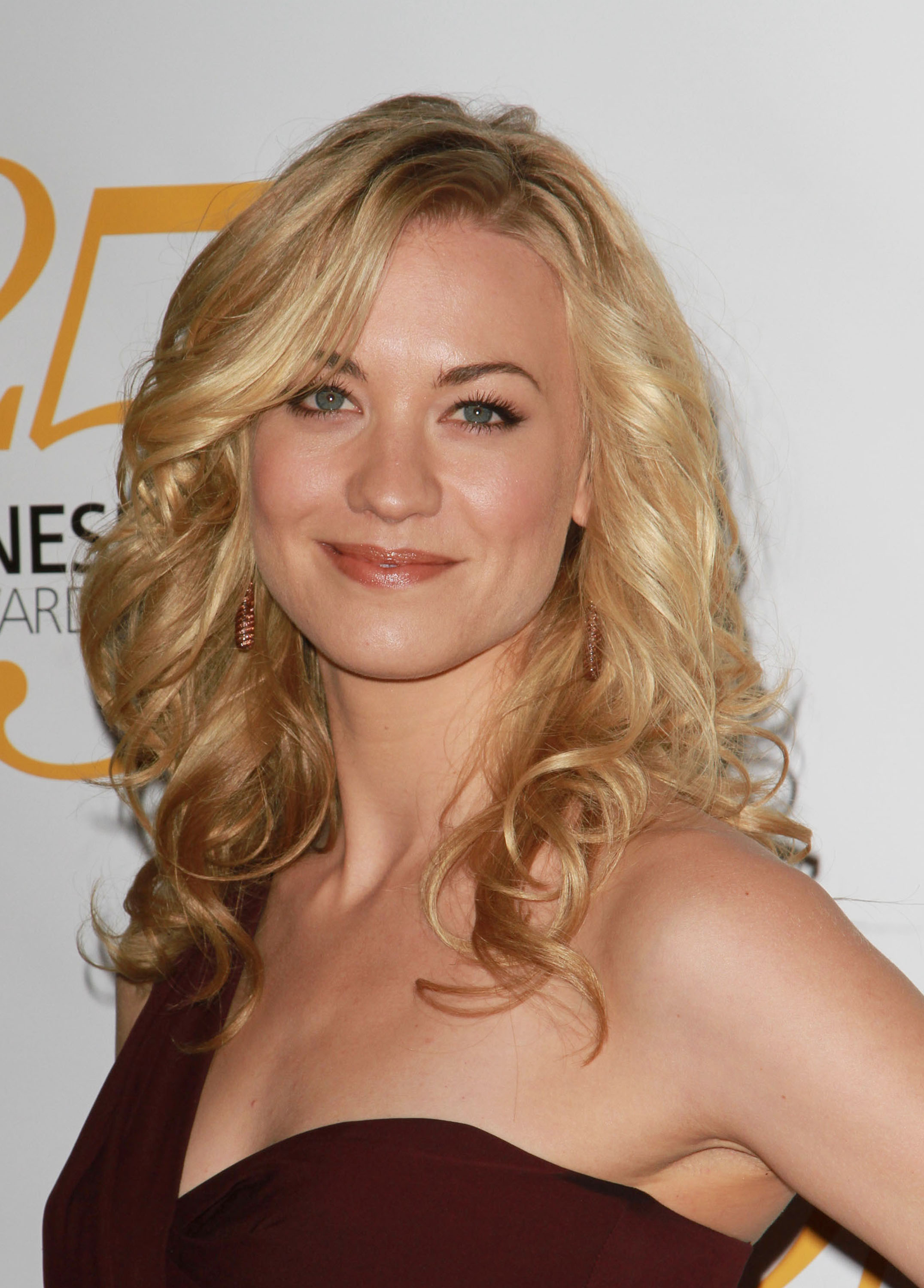 Yvonne Strahovski looks like