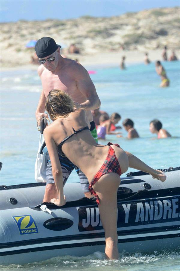 Aída Yéspica in a bikini - ass