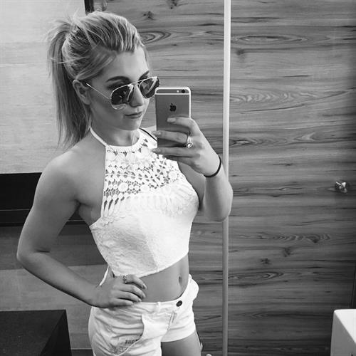 Amber Hill taking a selfie