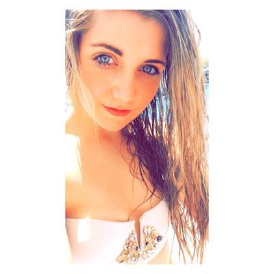 Amber Hill taking a selfie