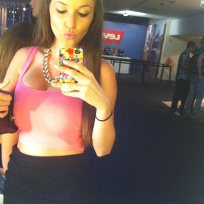 Carolina Neto taking a selfie