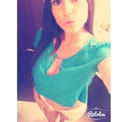 Carolina Neto taking a selfie