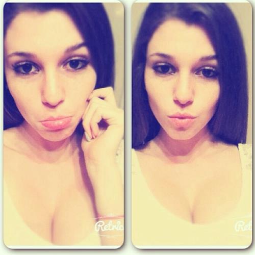 Carolina Neto taking a selfie