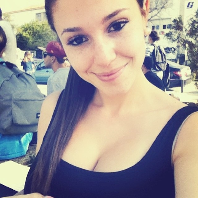 Carolina Neto taking a selfie