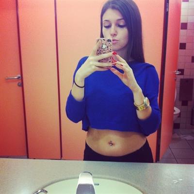 Carolina Neto taking a selfie