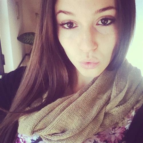 Carolina Neto taking a selfie