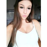 Carolina Neto taking a selfie