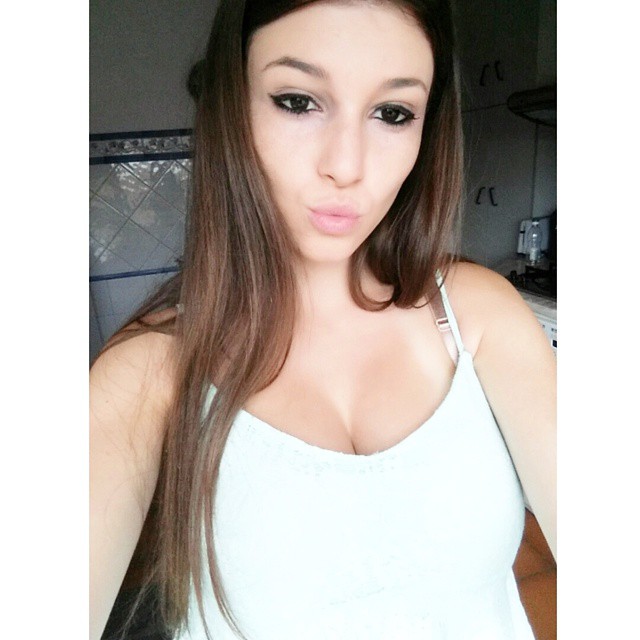 Carolina Neto taking a selfie