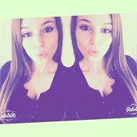 Carolina Neto taking a selfie