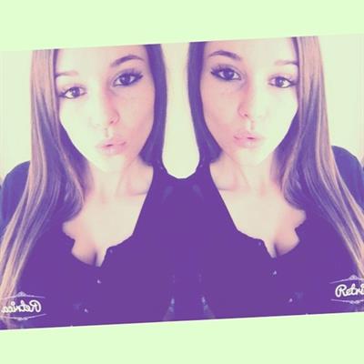 Carolina Neto taking a selfie