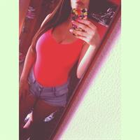 Carolina Neto taking a selfie