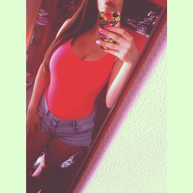 Carolina Neto taking a selfie