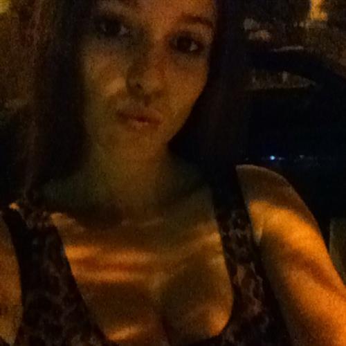 Carolina Neto taking a selfie