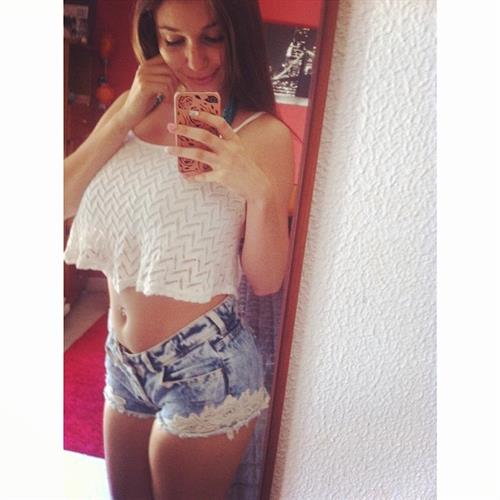 Carolina Neto taking a selfie