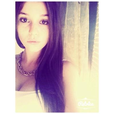 Carolina Neto taking a selfie