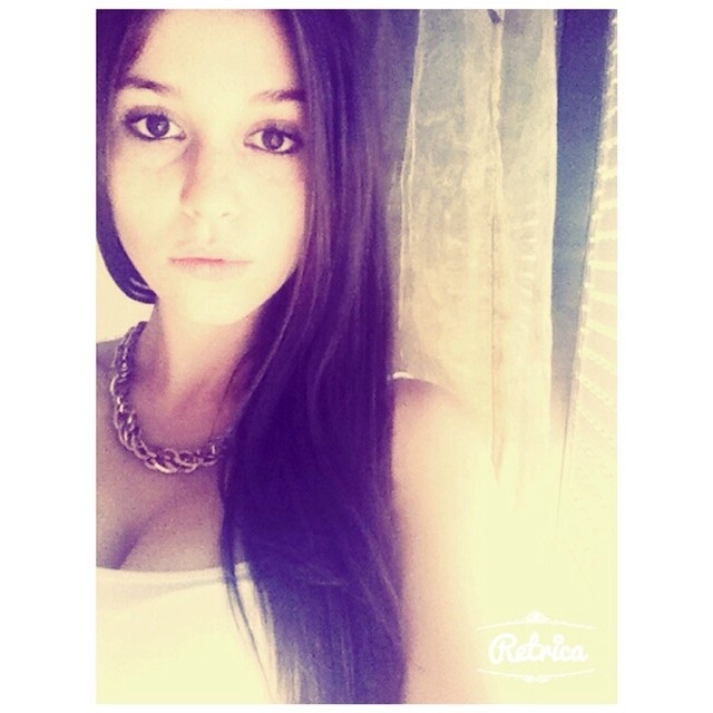 Carolina Neto taking a selfie