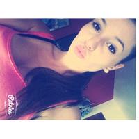 Carolina Neto taking a selfie