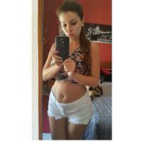 Carolina Neto taking a selfie