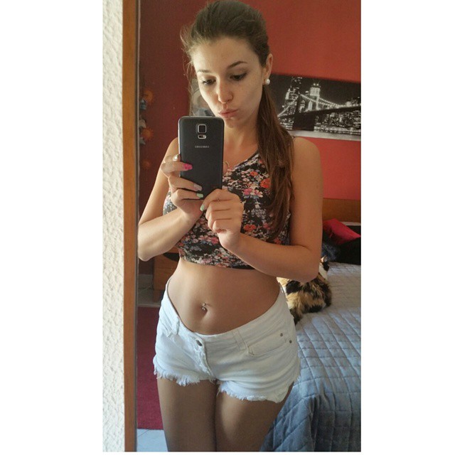 Carolina Neto taking a selfie