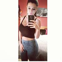 Carolina Neto taking a selfie