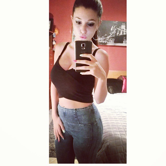 Carolina Neto taking a selfie