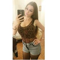 Carolina Neto taking a selfie